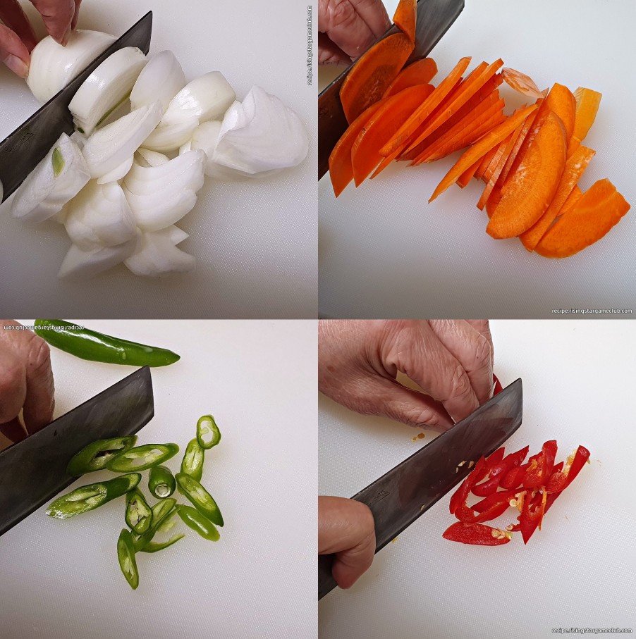 맛있는 오징어볶음에 들어갈 양파, 당근, 풋고추, 홍고추를 썰어주는 사진