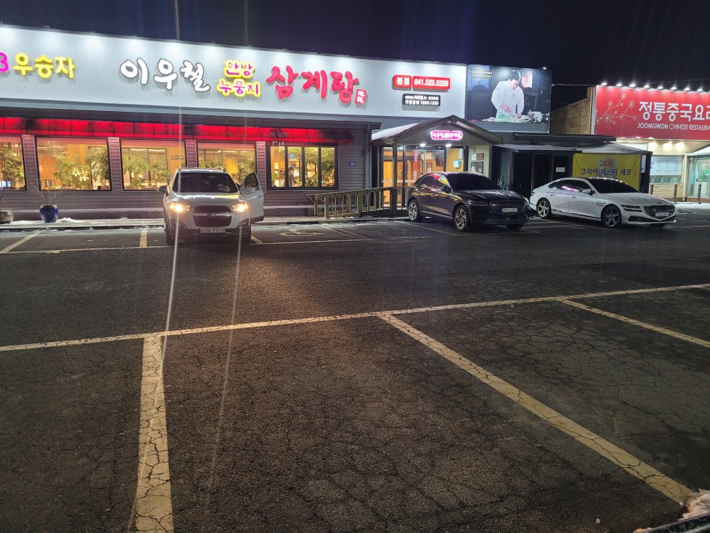 넓은 주차장과 매장 외관 전경