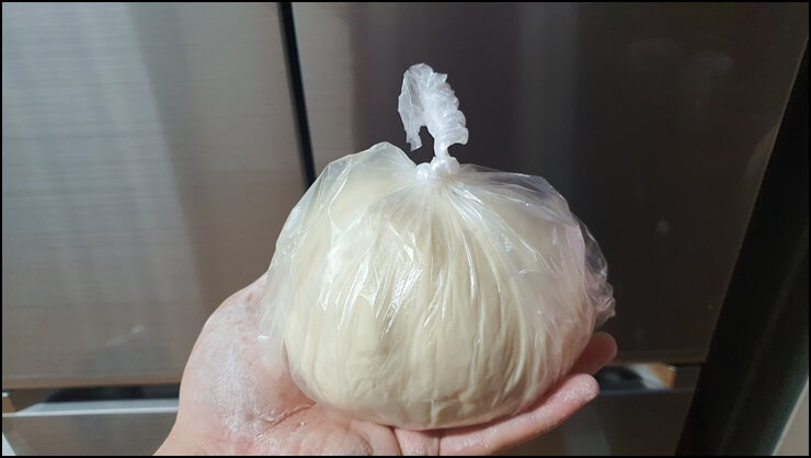 밀가루반죽을-비닐봉지-안에-넣은-사진