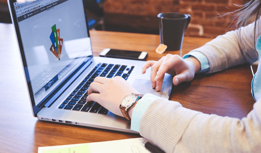 국민 내일배움카드 신청하는 여자