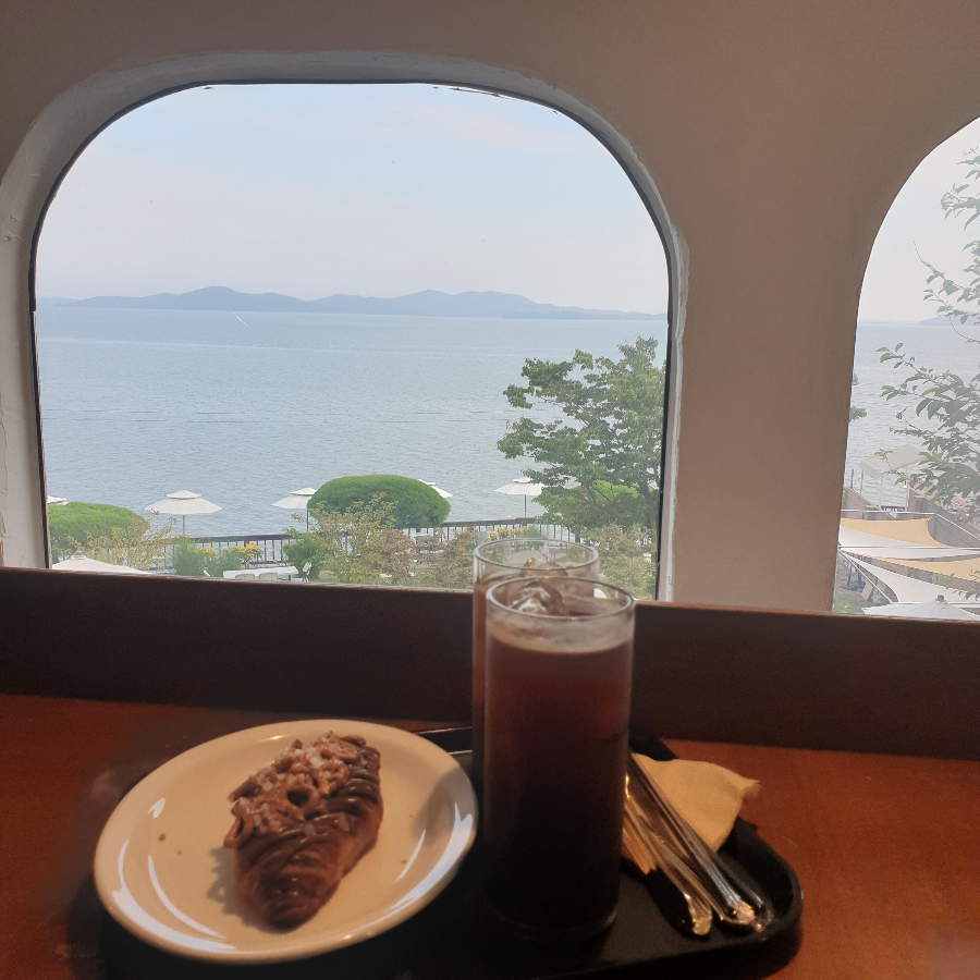 토크라피 : 강화도 동막해변 오션뷰 카페_아이스 아메리카노_솔트 캐러멜 크로와상