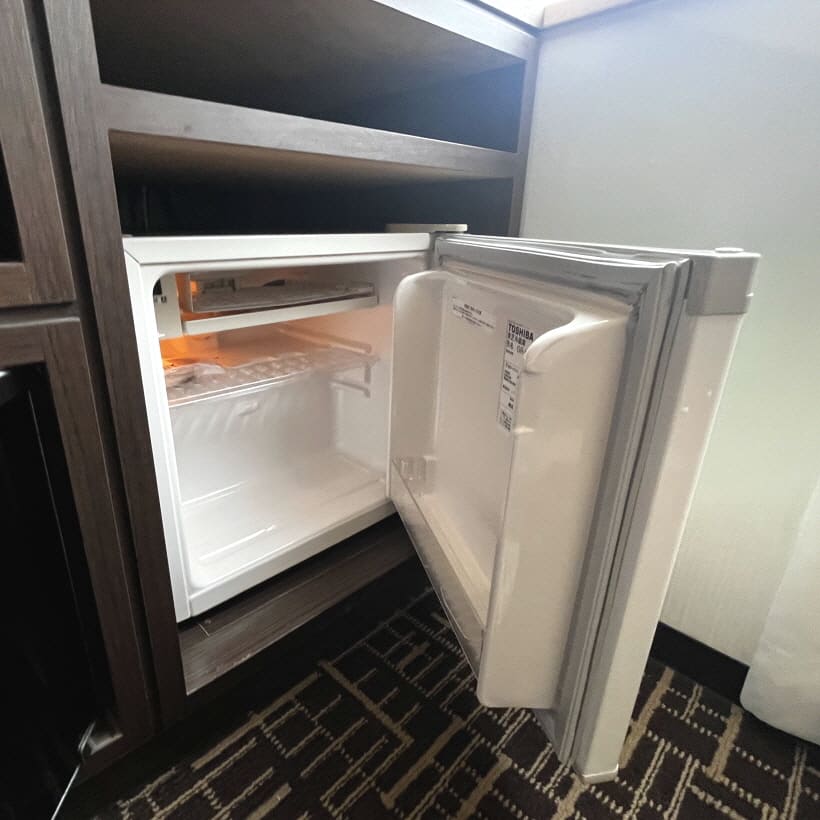 냉장고는 버튼을 겨야 작동이 됨 