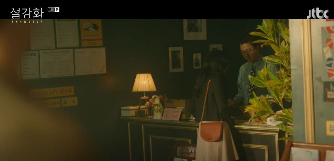 미미베리 베스 그레이탄 가방을 매고 있는 은영로