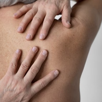 오른쪽 날개뼈 통증, 부음, 찌릿, 저림 증상 및 원인과 치료