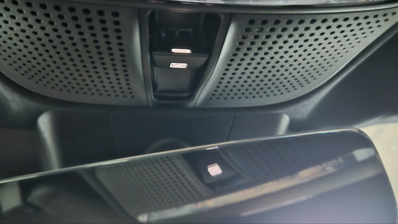 차량 실내 천장 콘솔에 위치한 썬루프 닫기 스위치