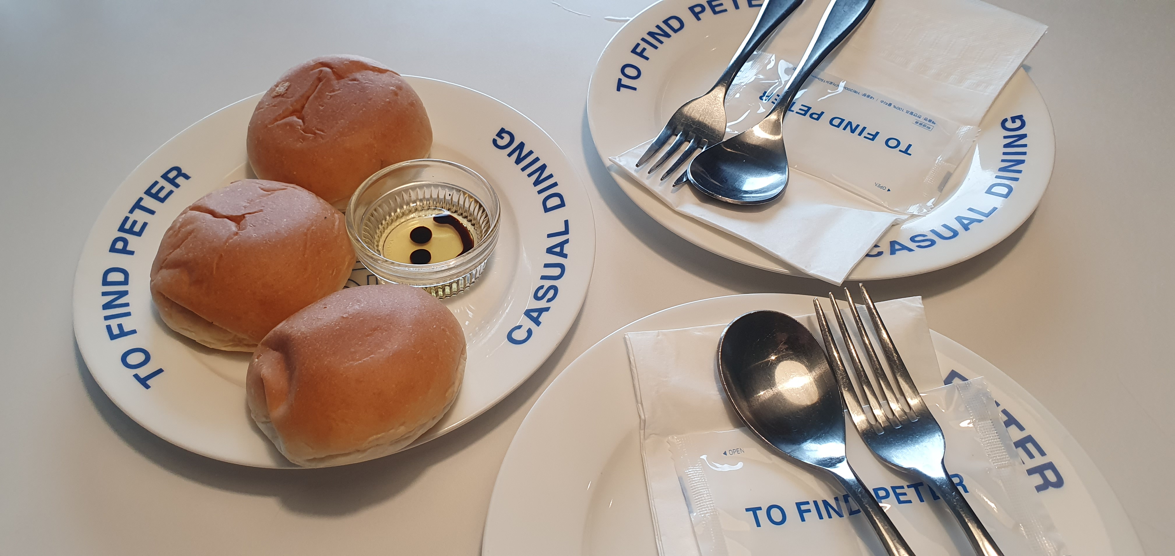 식전빵과-테이블-셋팅