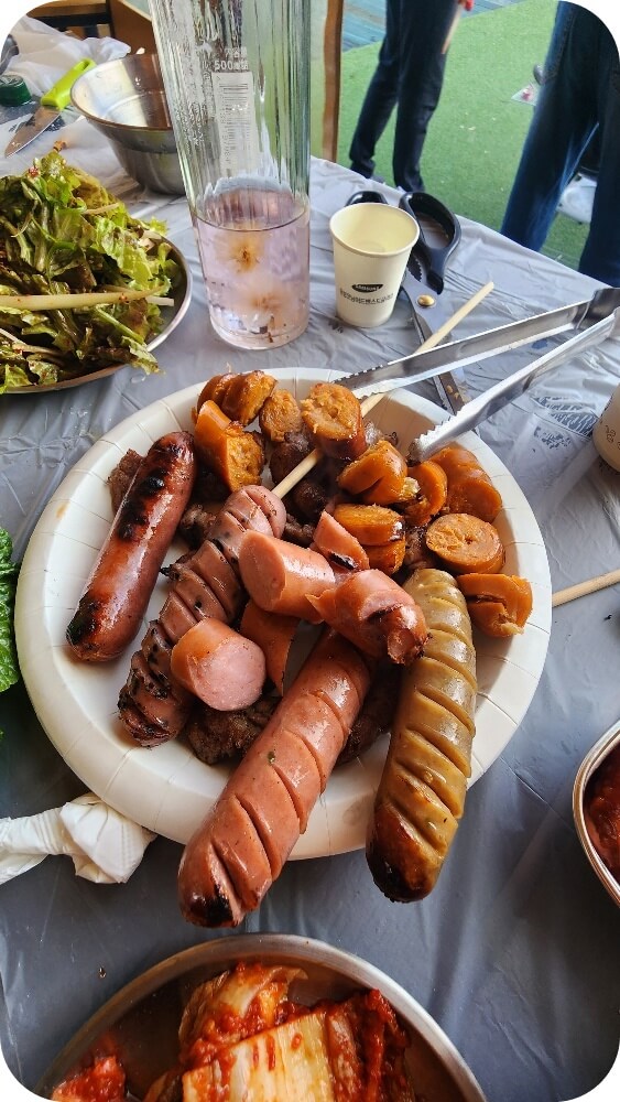 식탁위에 놓인 음식 한 접시