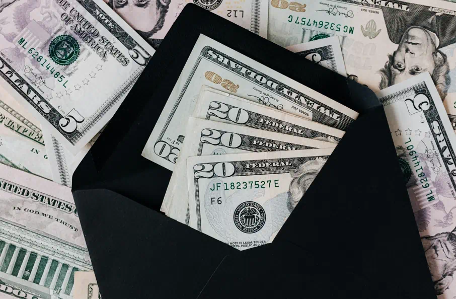 세금이 연상되는 돈다발의 이미지