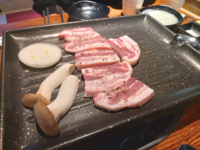 불판 위의 지리산 흑돼지 오겹살