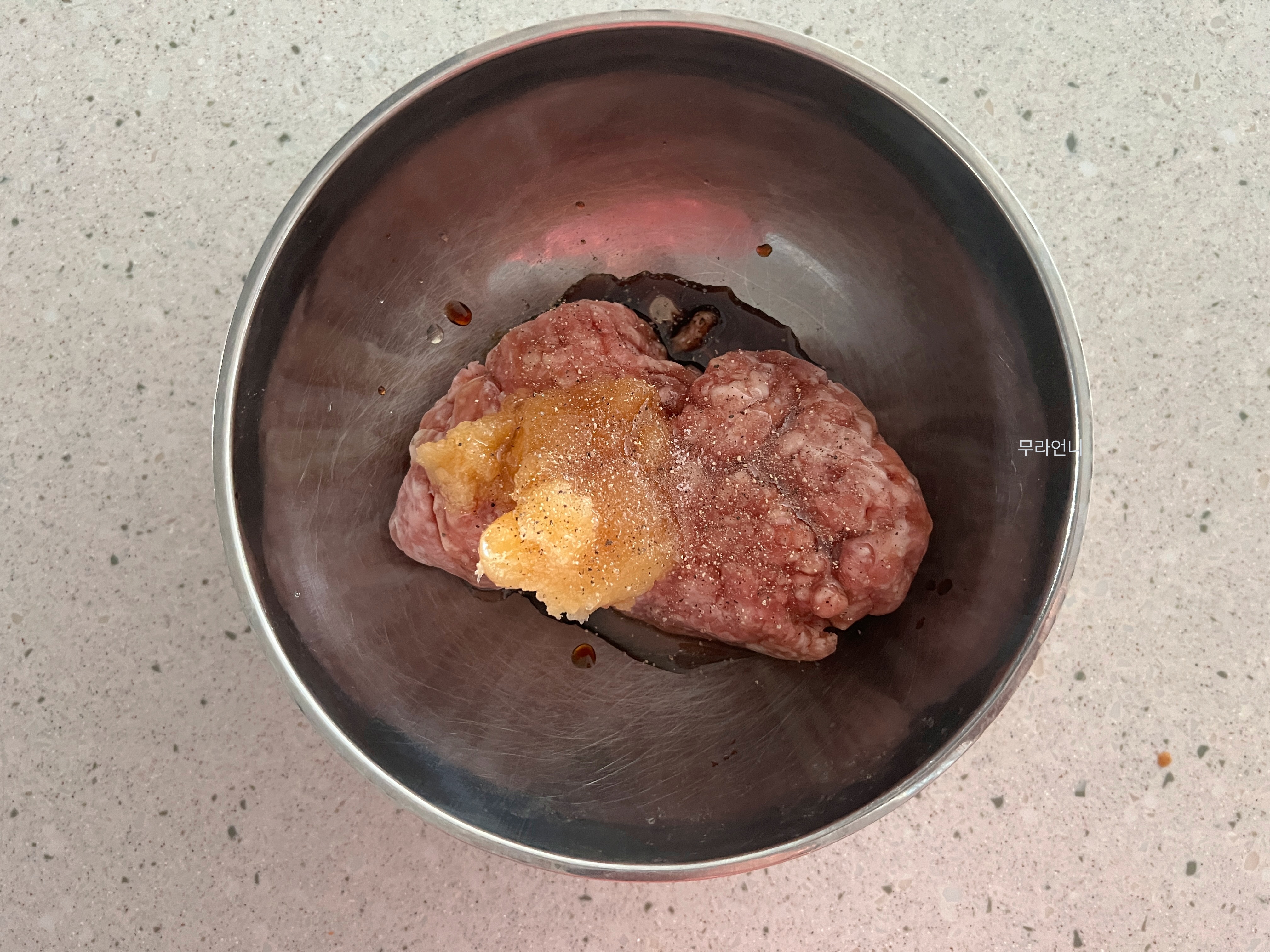 돼지고기다짐육을 양념장과 함께 잘 섞기