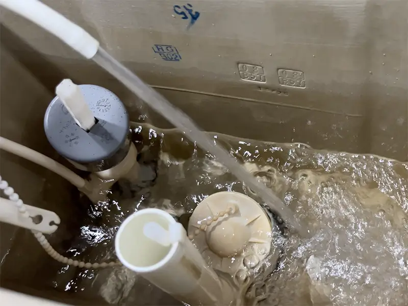 보충수 급수호스가 정위치를 이탈한 모습