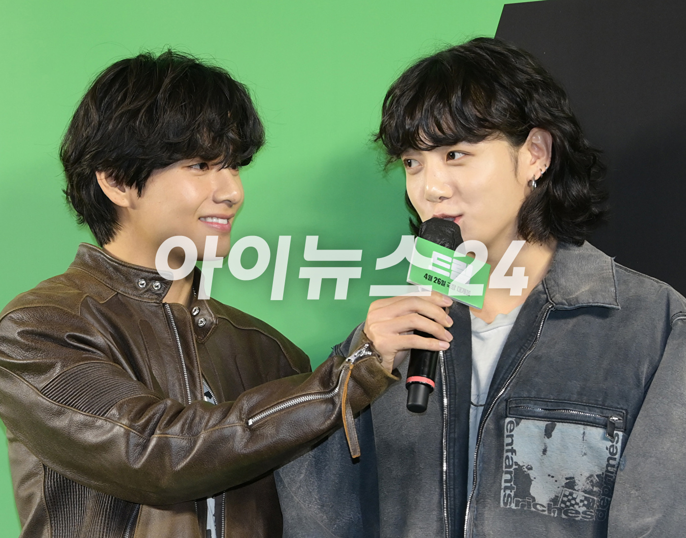 그룹 방탄소년단(BTS) 뷔(김태형)가 24일 오후 서울 강남구 삼성동 메가박스 코엑스에서 열린 영화 '드림'(감독 이병헌) VIP 시사회에 참석하고 있다. [사진=정소희 기자]