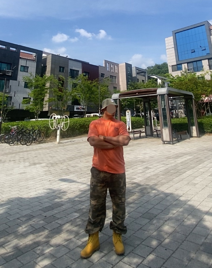 데일리룩('26. 5. 27.)로얄라이프 데님 버킷햇, 크림소다랩 스톤워싱 피그먼트 티셔츠, 카시오 A-159WGEA 골드, 테이크이지 카모 카펜터 카고팬츠, 팀버랜드 6인치 워커