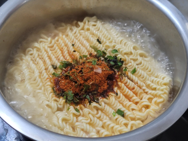 된징라면 조리 중