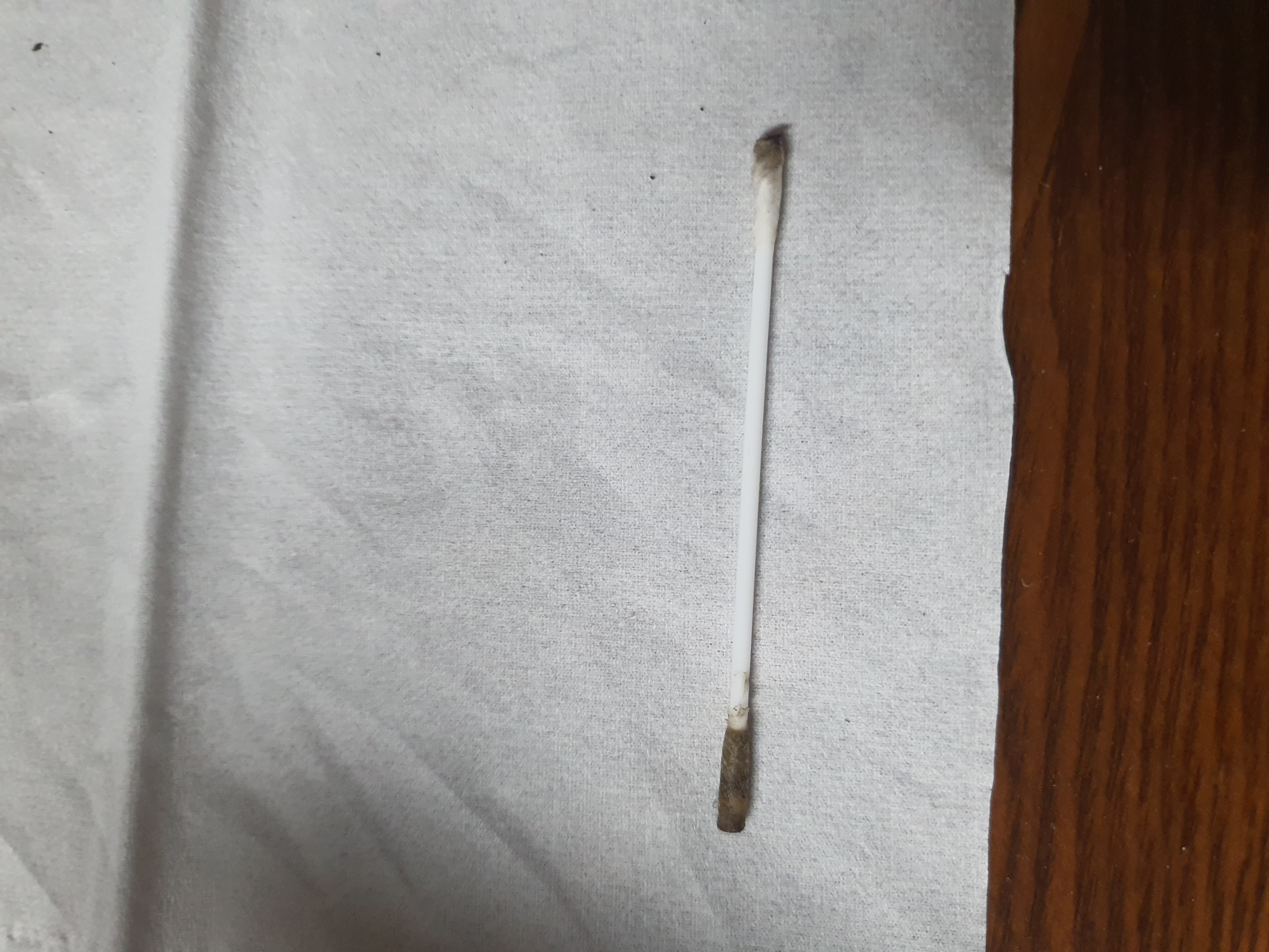 전자담배 청소용 면봉 사용 후 사진