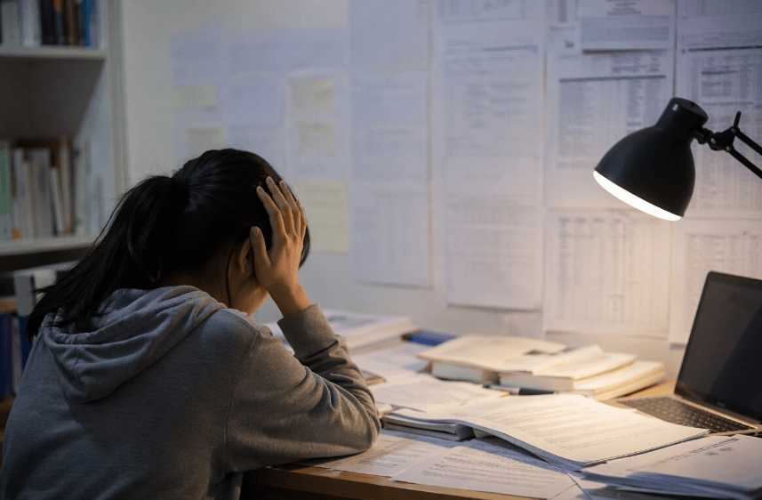 책상 앞에서 열심히 공부하는 학생