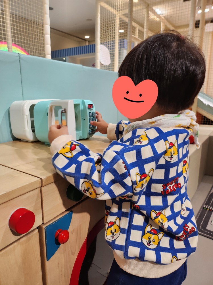 요리 놀이를 하는 아이