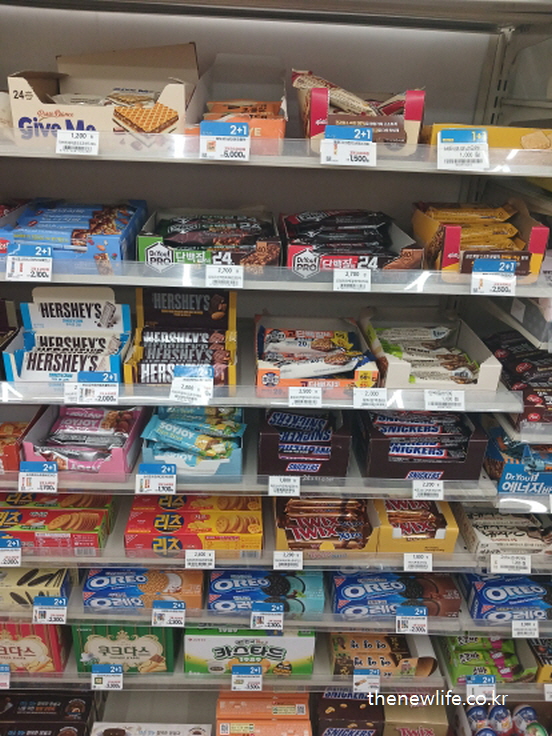 초콜릿과 고당도 간식이 가득한 마른비만 유발 식품 진열대
