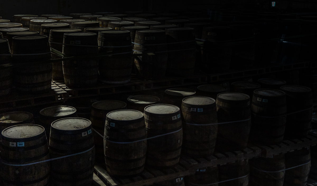 위스키 숙성창고의 오크통 모습