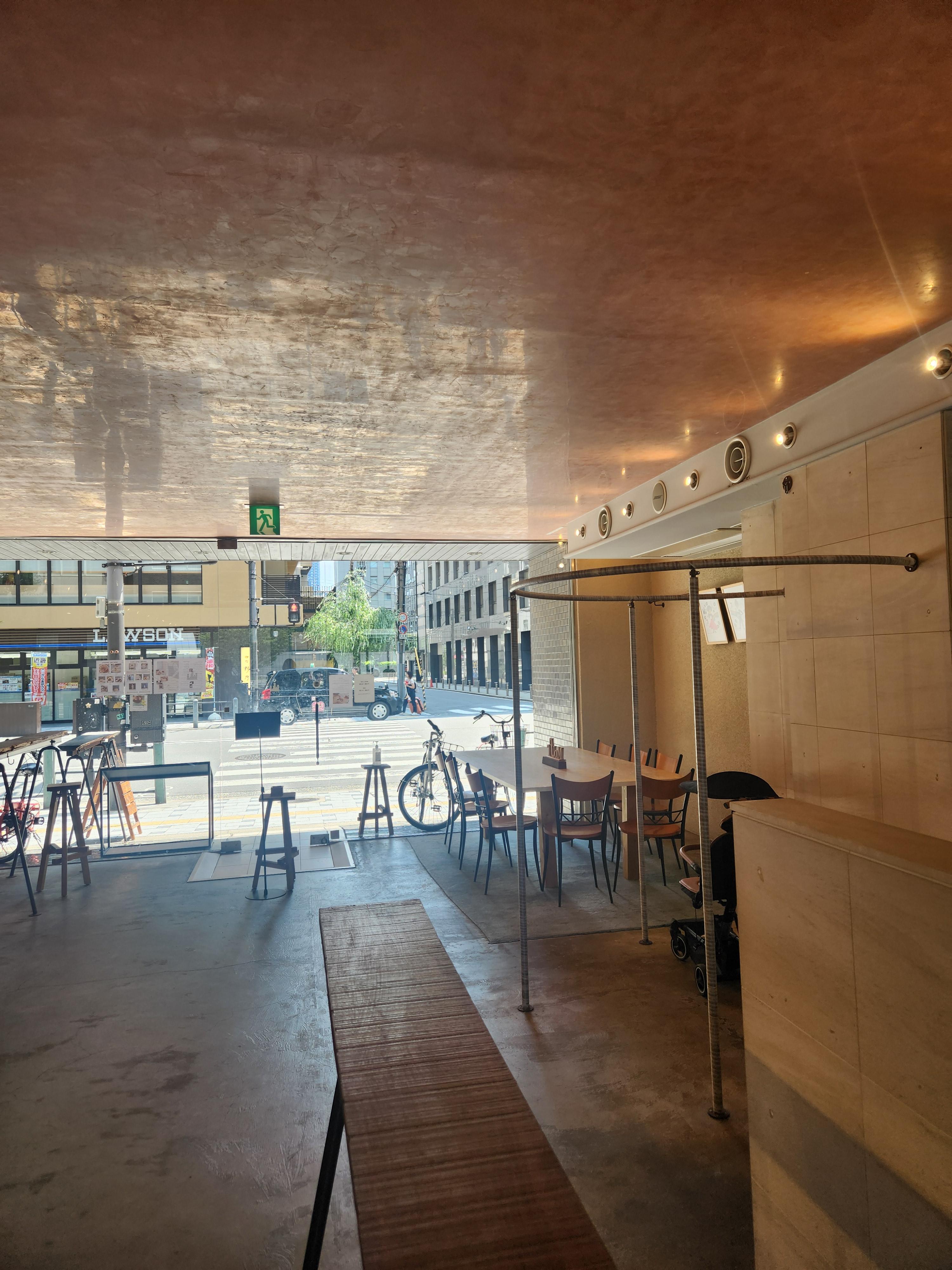 미니멀한 인테리어의 오사카 키타하마 카페 마운트 내부 전경, 통창으로 햇살이 들어오는 공간