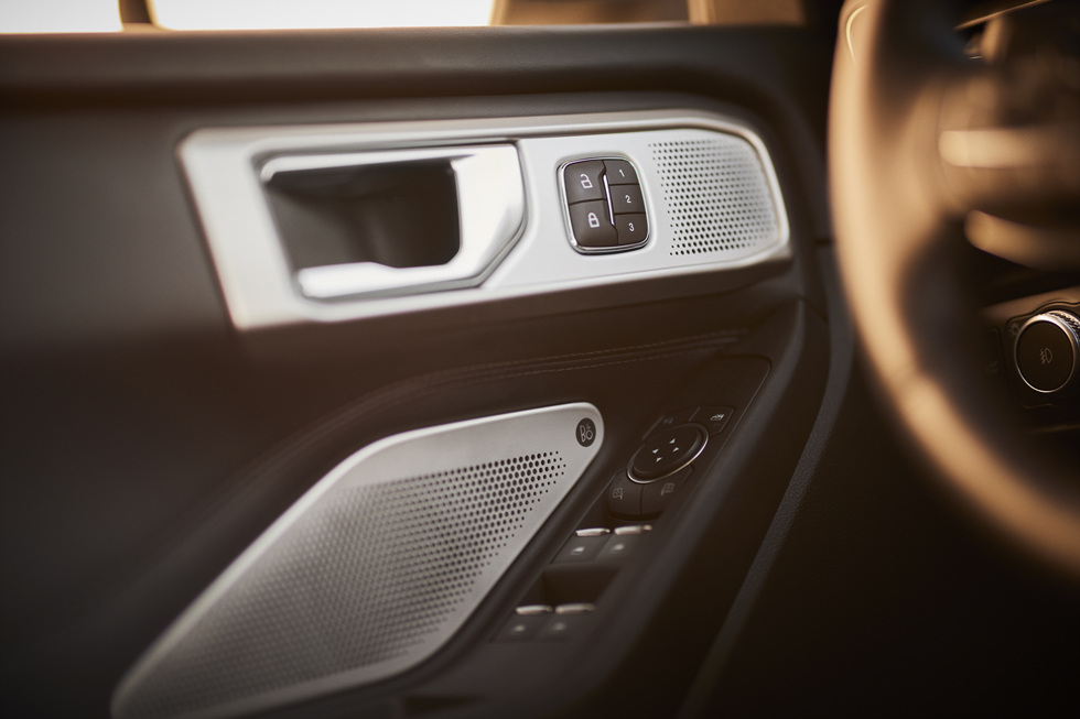 2023년형 포드 익스플로러 실내 1열 도어패널 사진