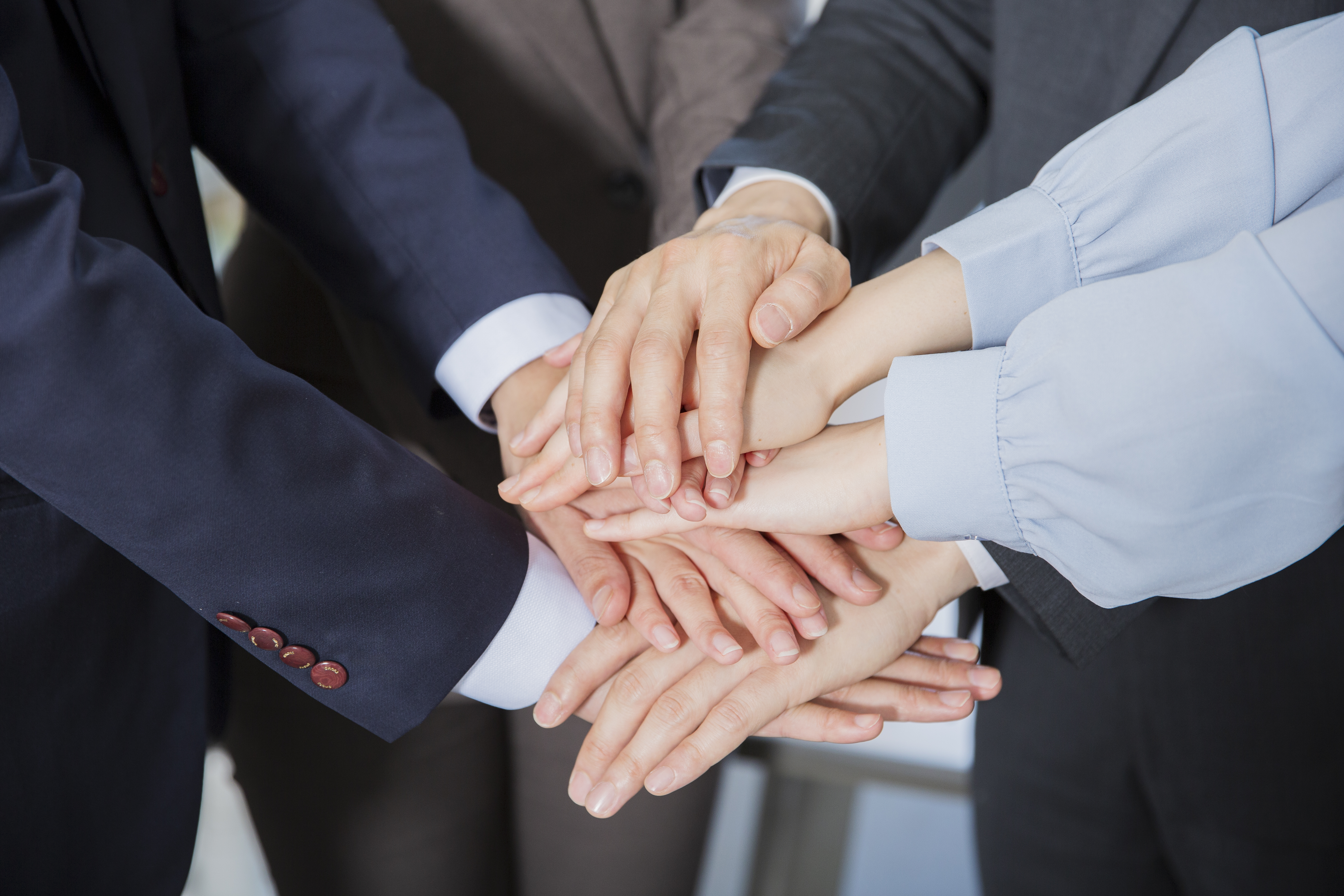 손을 모으며 화이팅 하는 모습