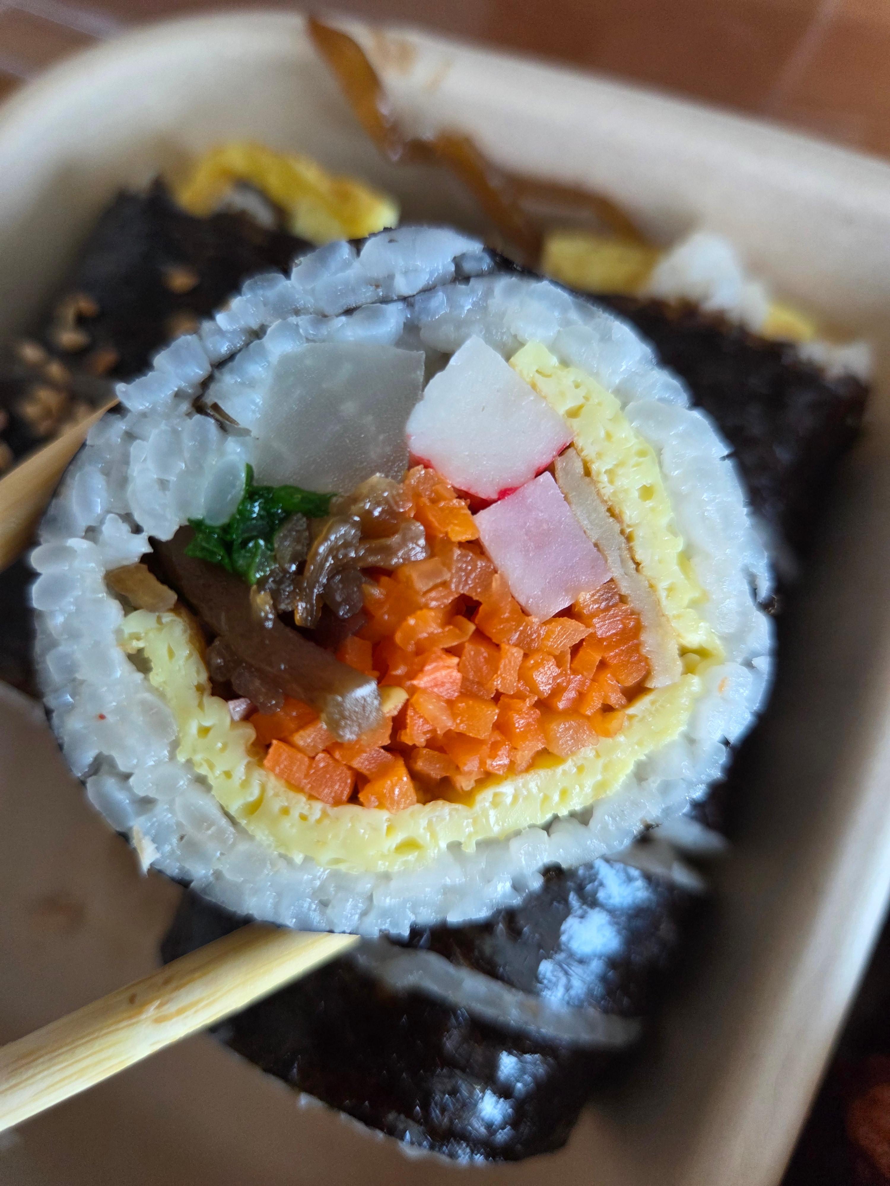 깔끔하게 말린 소요김밥 한 줄 단면, 속재료가 균형 있게 보이는 모습