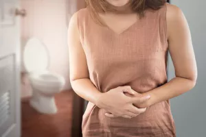 배가 아픈 여자 자세