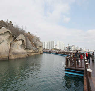 갓바위와 해상보행교