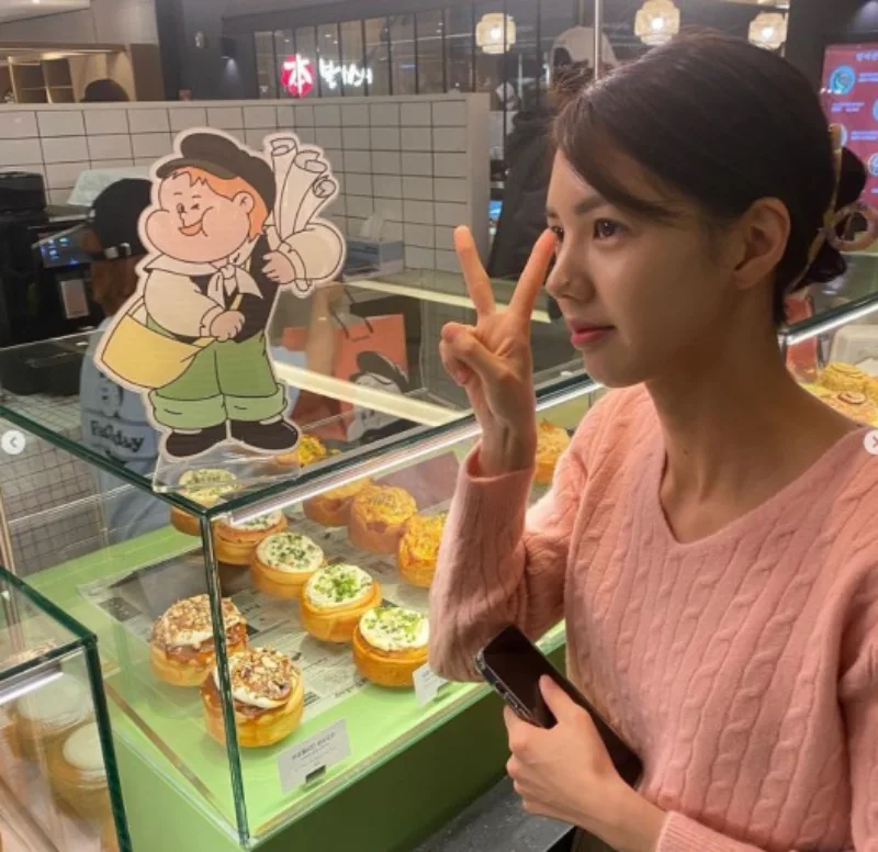 옥순이 베이커리 매장에서 셀카를 찍고 있는 모습