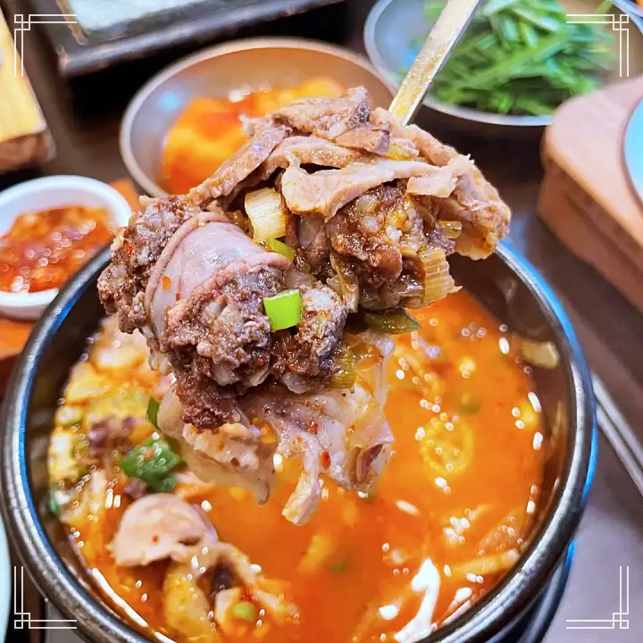 줄서는식당 50회 엄현경 유재석 단골 4가지맛 모듬 순대 수육 오징어 숯불구이 육회 송파구 잠실 방이동 순대국 맛집