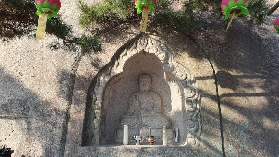 남양주 석천암 : 자연과 수행이 공존하는 조용한 산중 암자 거대한 암벽 아래 흐르는 영험한 샘물