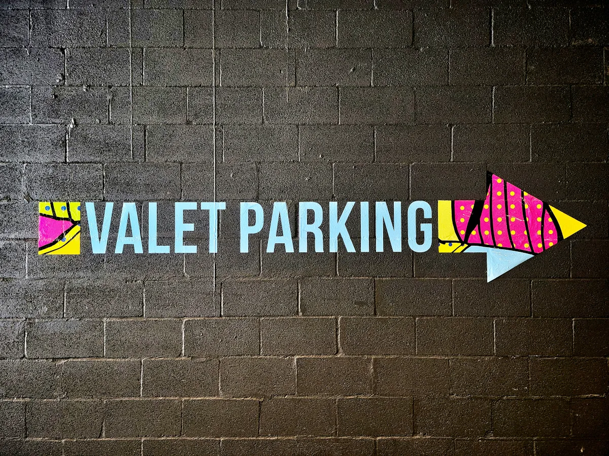 발렛파킹-문구가-새겨져있는-벽
