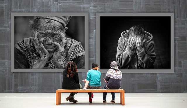 미술관에서 그림을 관람하는 사람들의 모습입니다.