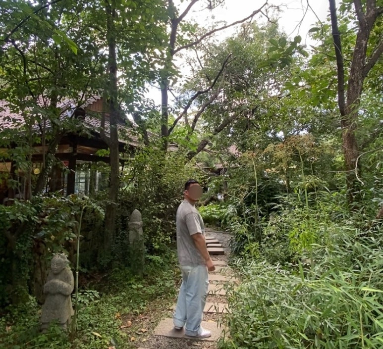 데일리룩(2025. 9. 14.)크림소다랩 스톤워싱 피그먼트 그레이화이트 반팔 티셔츠, 에러스익셉티드 데님팬츠 데미지진 무파진 연청바지, 오니츠카타이거 멕시코 실버, 카시오 실버