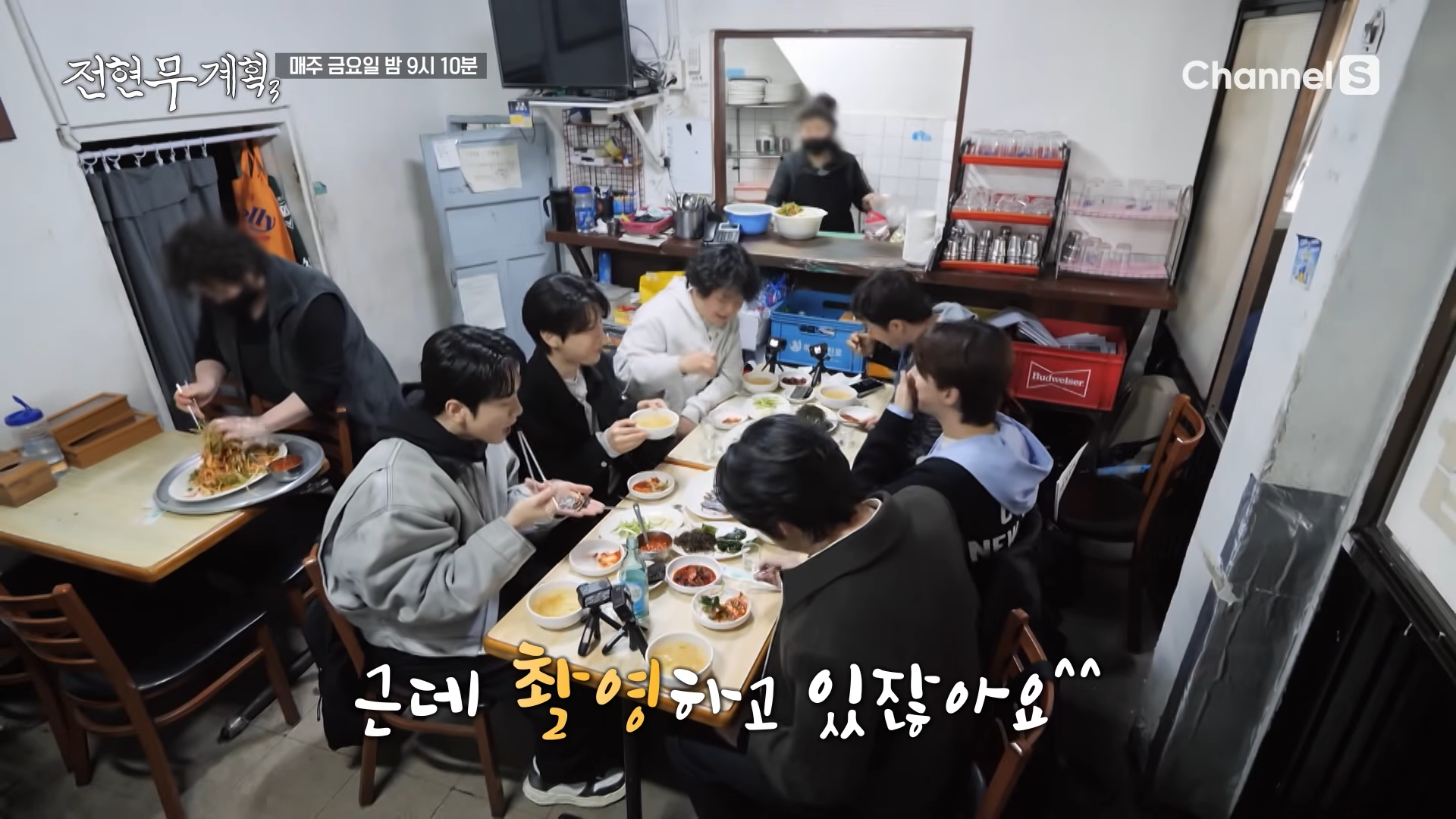 영화 세트장처럼 허름한 노포의 아우라가 느껴지는 충무로 막회 과메기 맛집 내부에서 폭풍 먹방 중인 전현무계획3 멤버들