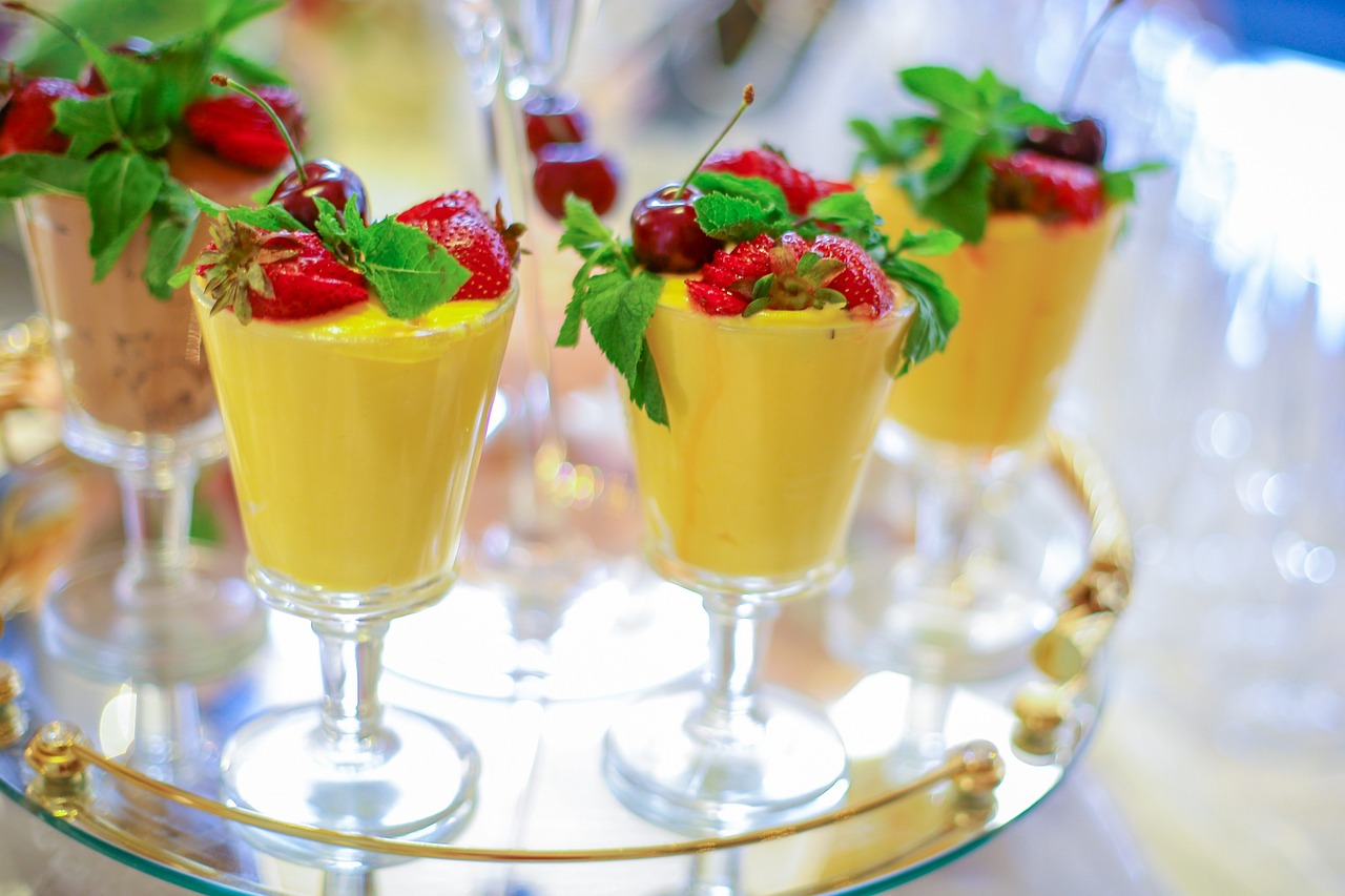 유리잔에 가득 담긴 노란 망고주스 세 잔과 그 위에 얹은 빨간 딸기가 올려졌다.