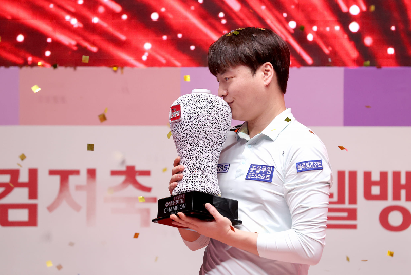 PBA 투어 강민구 당구선수 - 결승전 우승후 트로피에 키스하는 장면