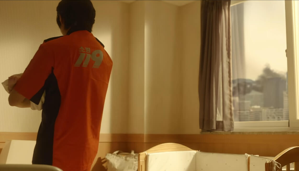 귀주의 등 뒤에 있는 창문으로 보이는 화재현장