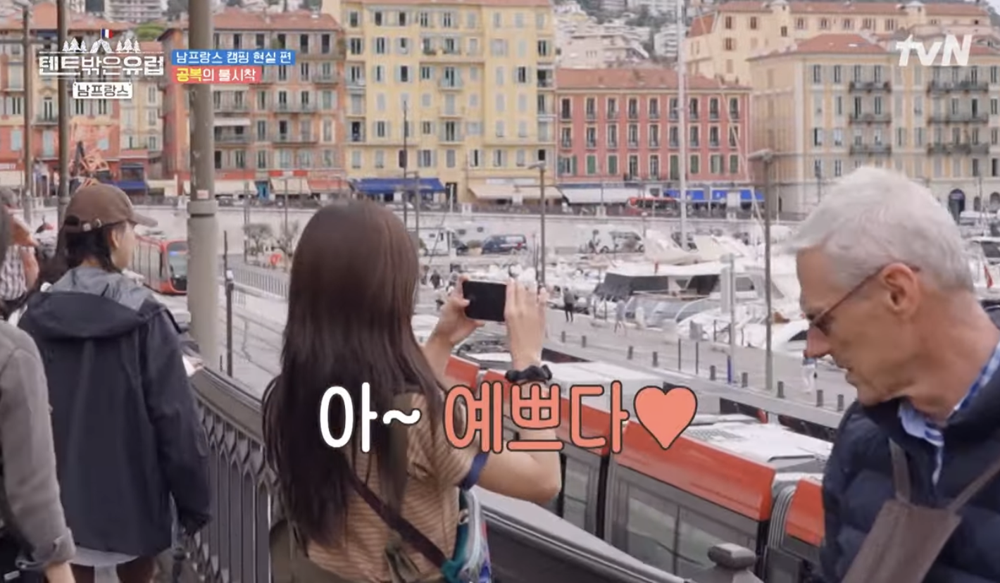 텐트밖은유럽니스