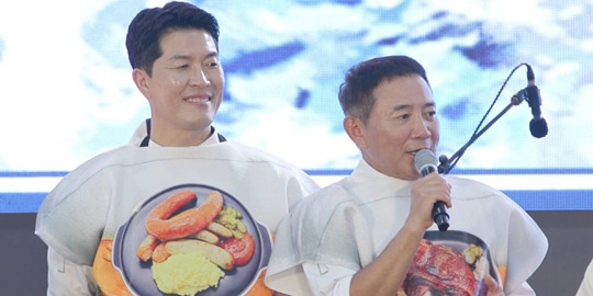 김병현과 이봉원이 옥토버페스트 서울 축제를 준비하는 동상이몽 방송 장면