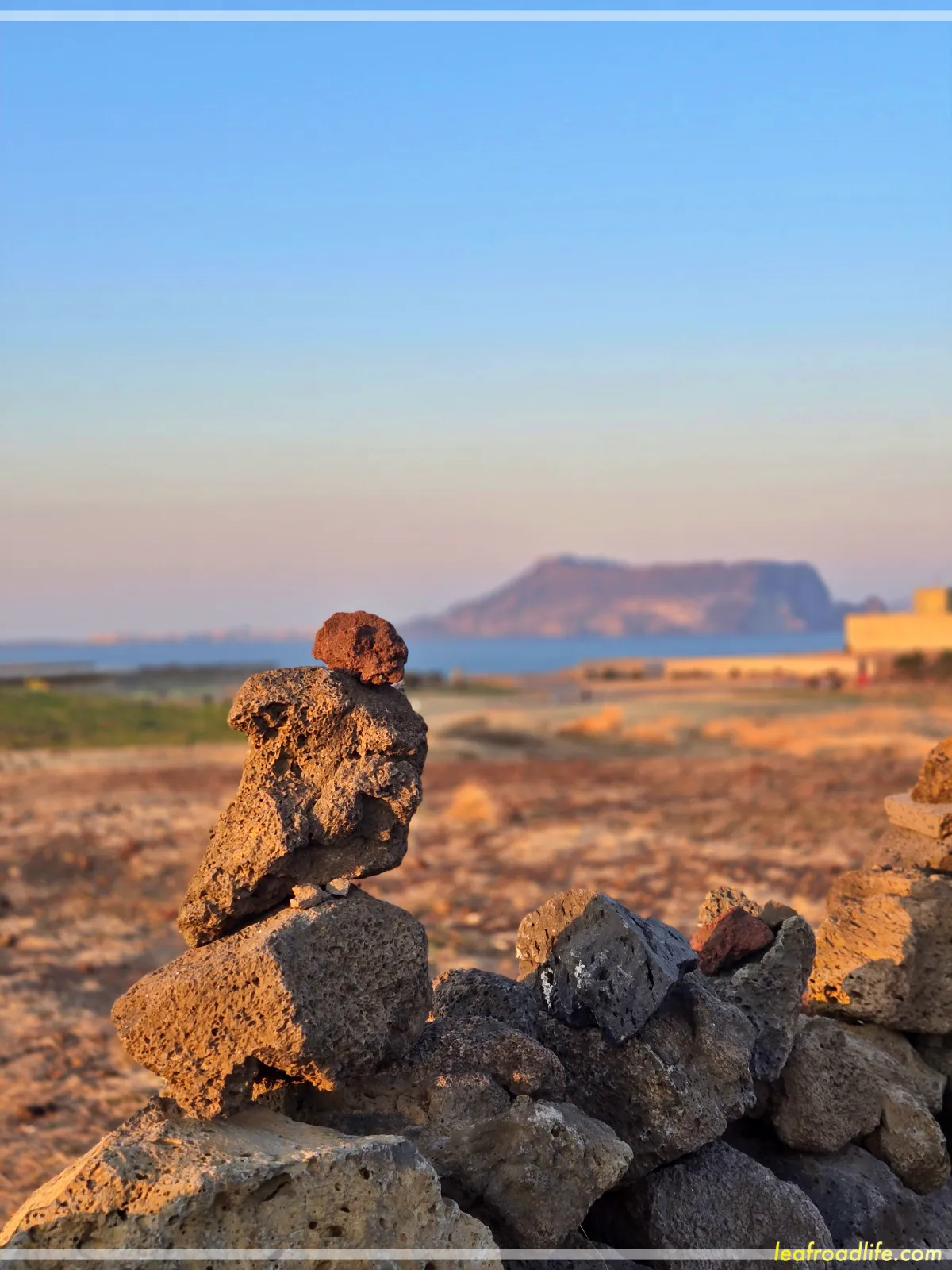 제주도-동쪽-섭지코지-돌을-쌓은-모습-뒤에-성산일출봉