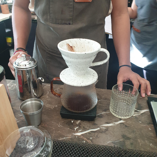발리 카페 투어 : 발리 우붓(Bail Obud) 지역, 강가 커피(GANGGA Coffee Ubod)_핸드 드립 모습