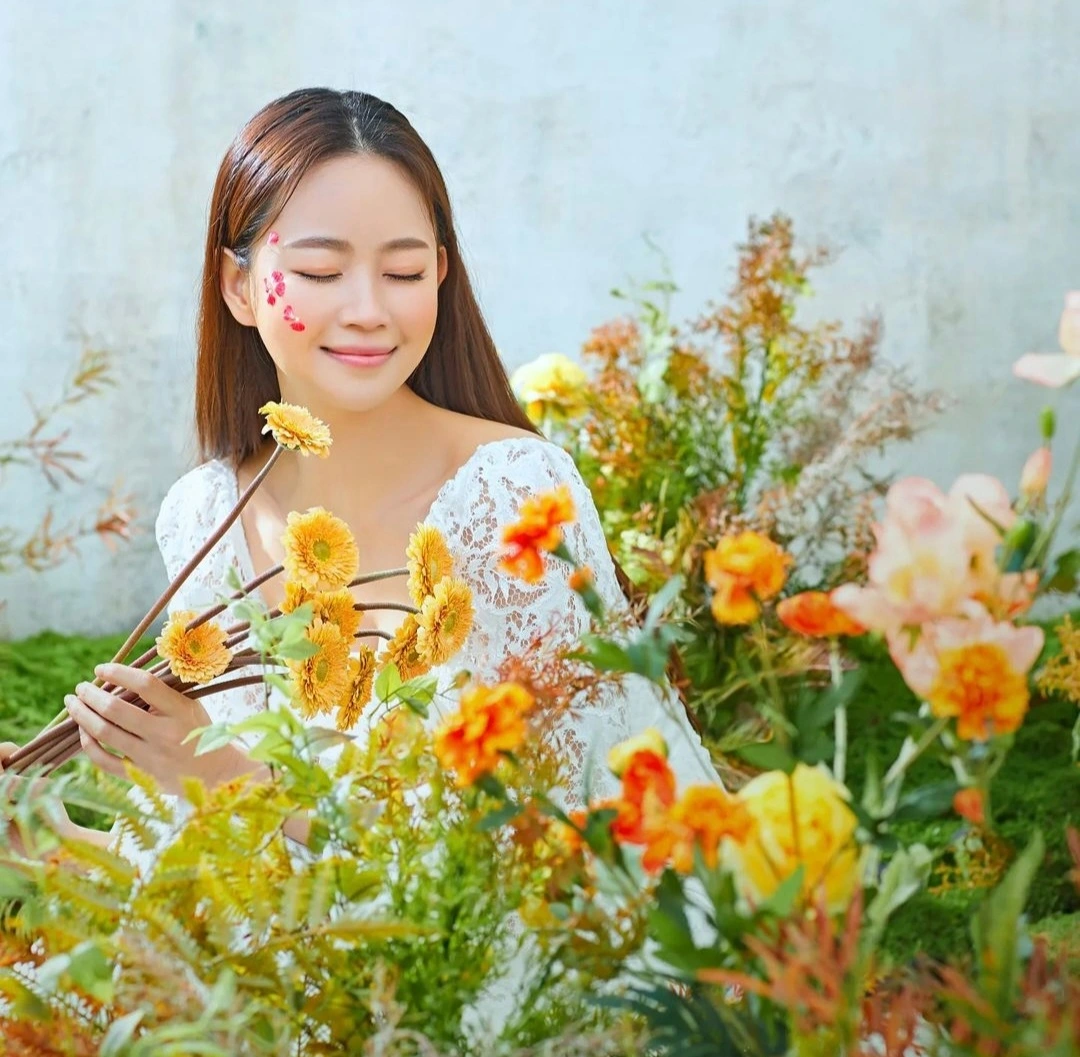 웨딩촬영-꽃에-둘러싸인-신부-독사진