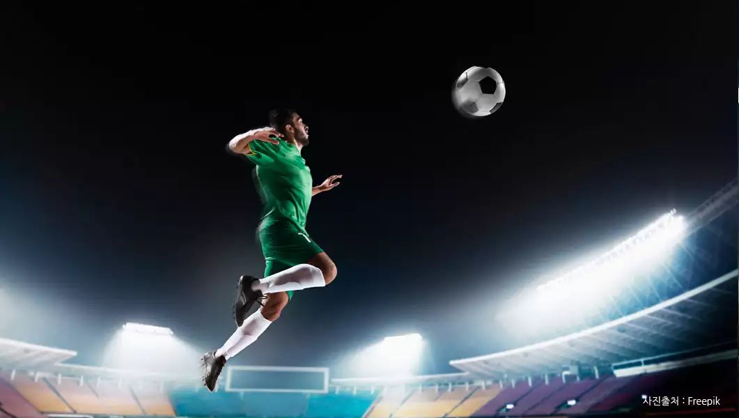 점프하는 축구선수