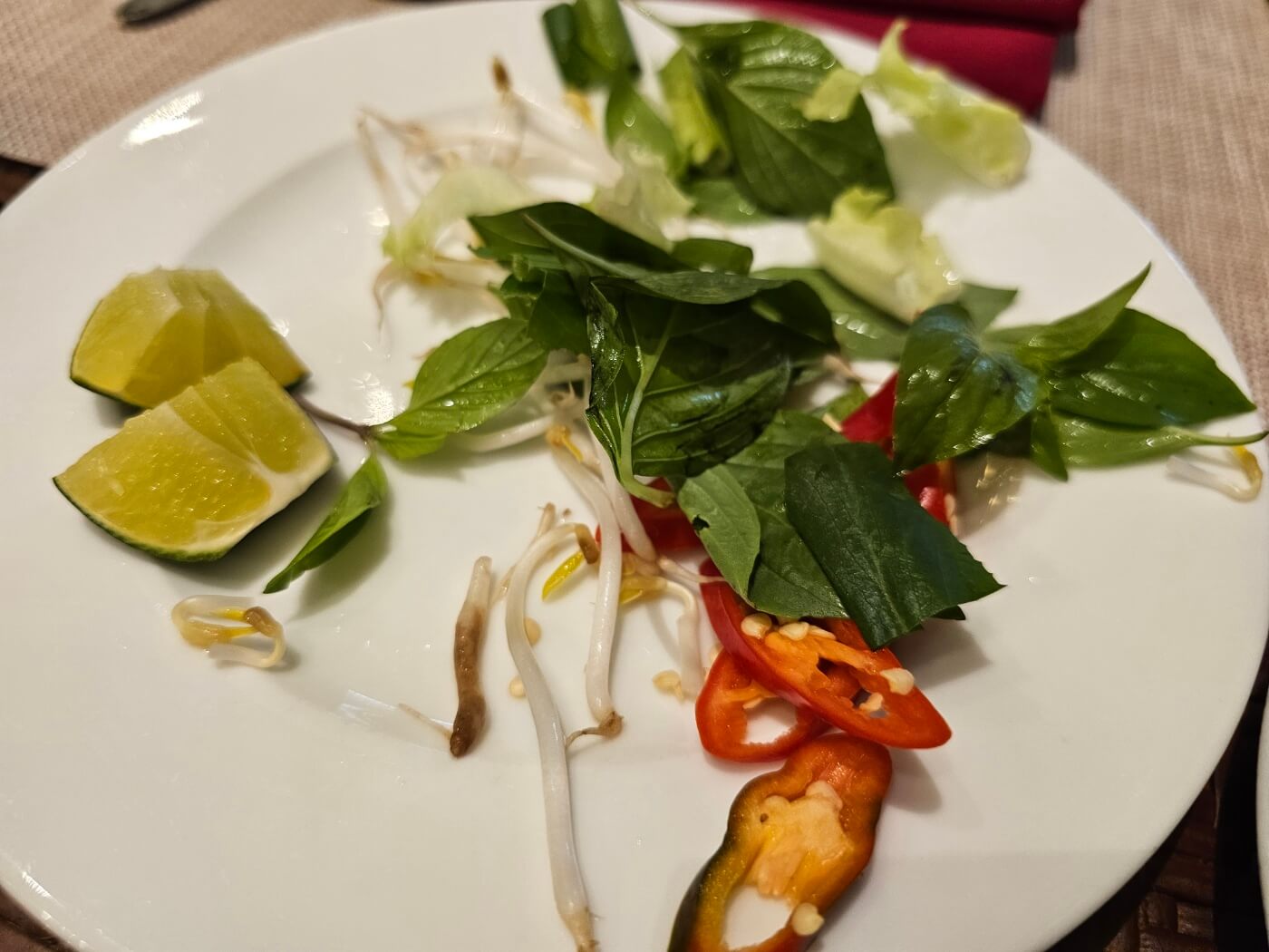 냐짱 선라이즈호텔 조식 쌀국수에 넣어먹을 향채와 라임