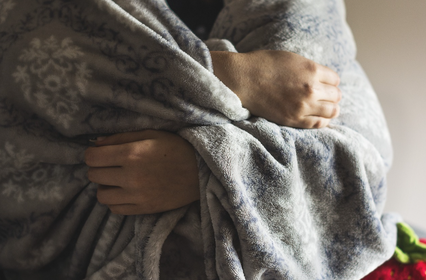 담요덮고 있는 사진