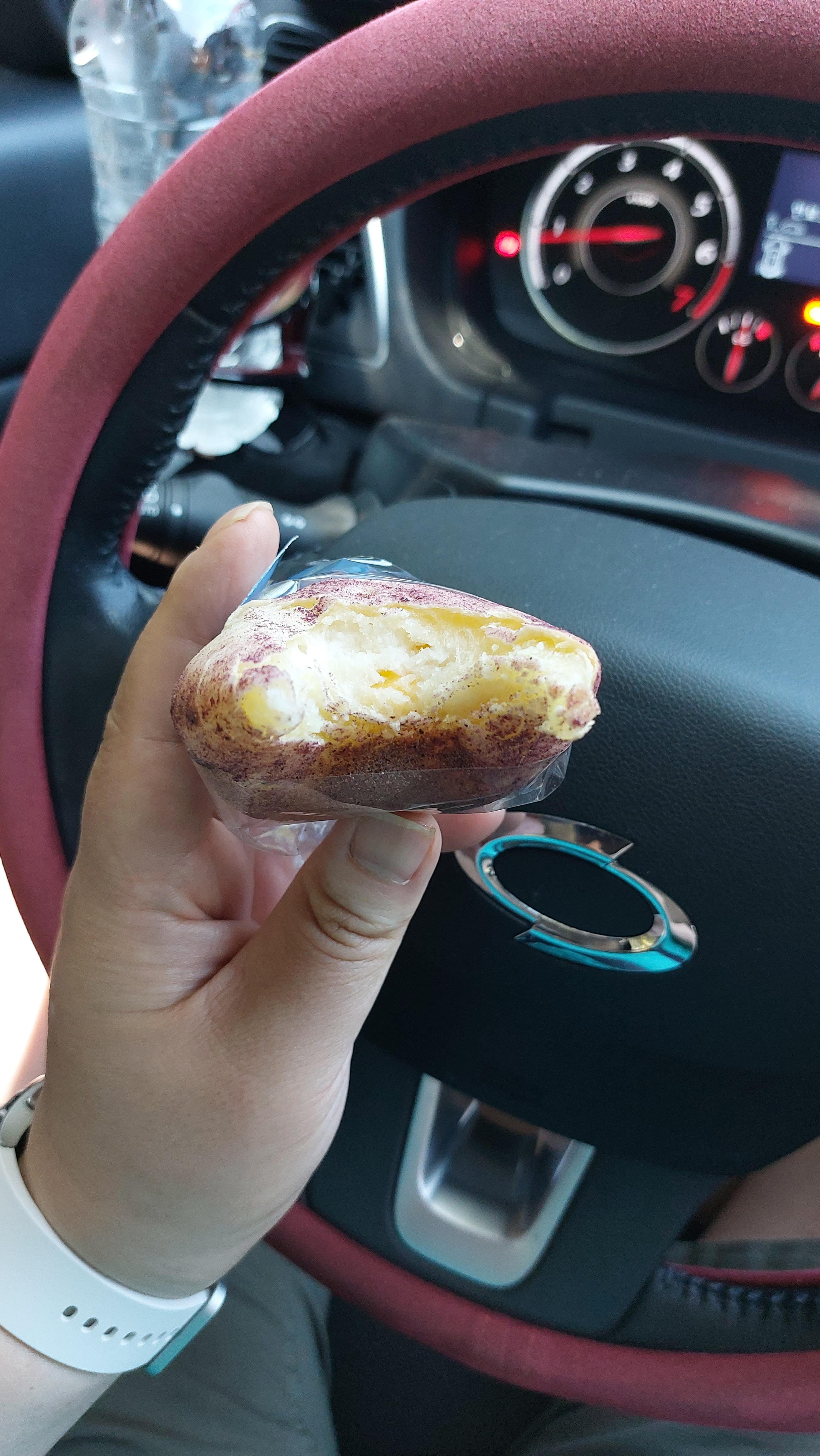 정선 감자빵 중에서 자색감자빵은 속안에 체다치즈가 들어가 있다!