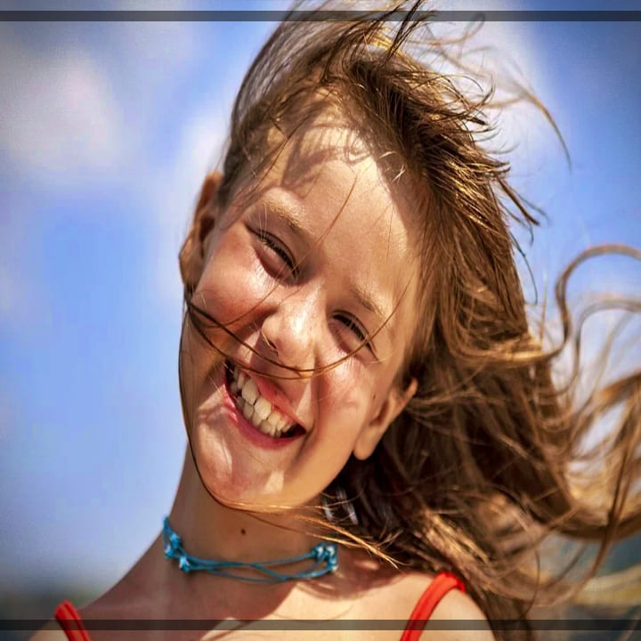 바람이-불어-웃는-소녀