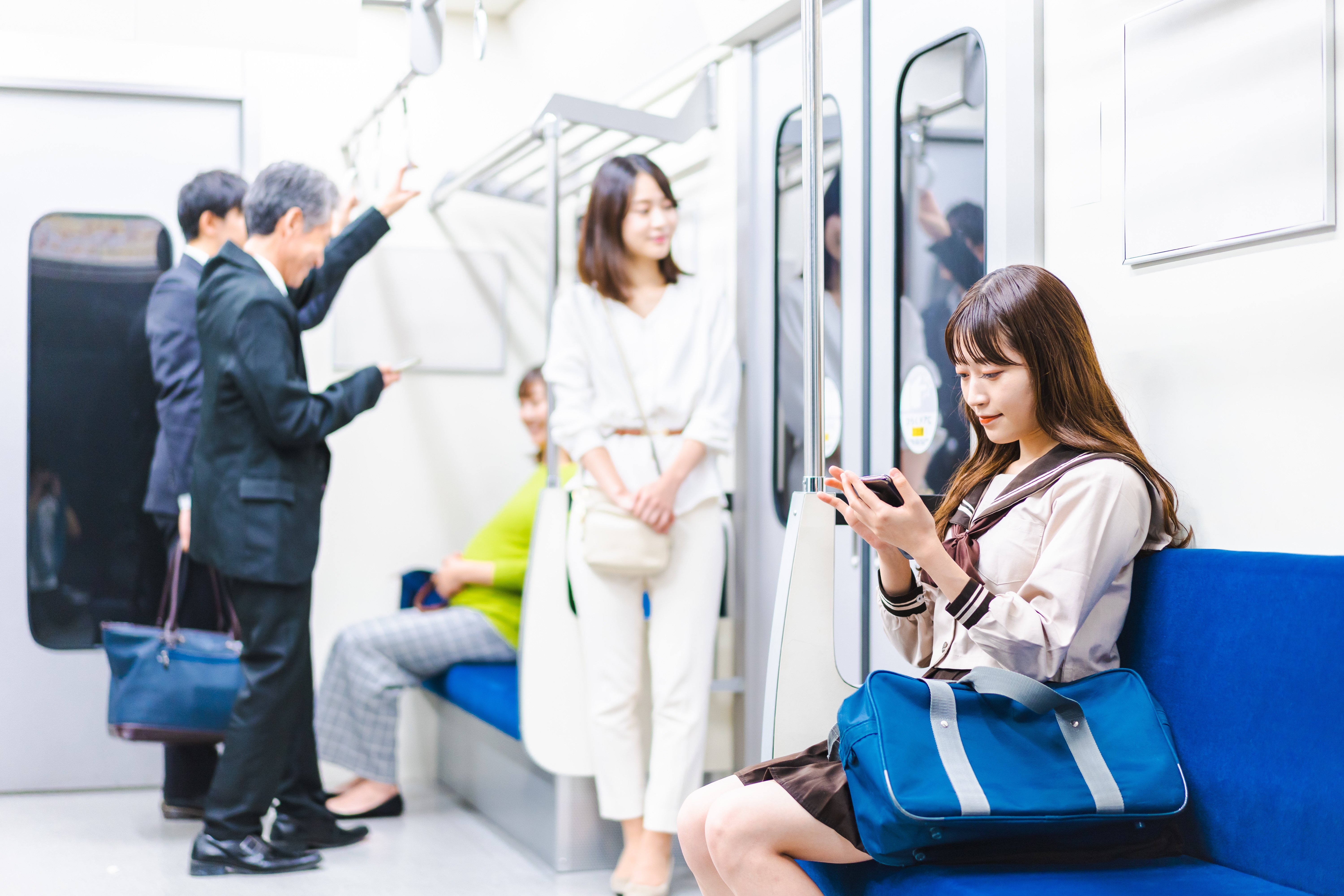 지하철을 이용 중인 청년들｜대중교통을 이용하는 청년층의 교통비 할인 혜택을 상징하는 이미지
